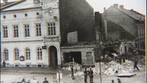 Schwarz-weiß Fotografie von einer Stadt in Trümmern.