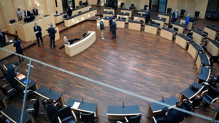 Die Vertreter der Bundesländer verlassen den Saal des Deutschen Bundesrates.