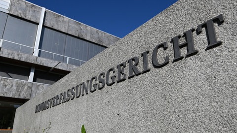 Eckiger Bau des Bundesverfassungsgerichtes vor blauem Himmel.