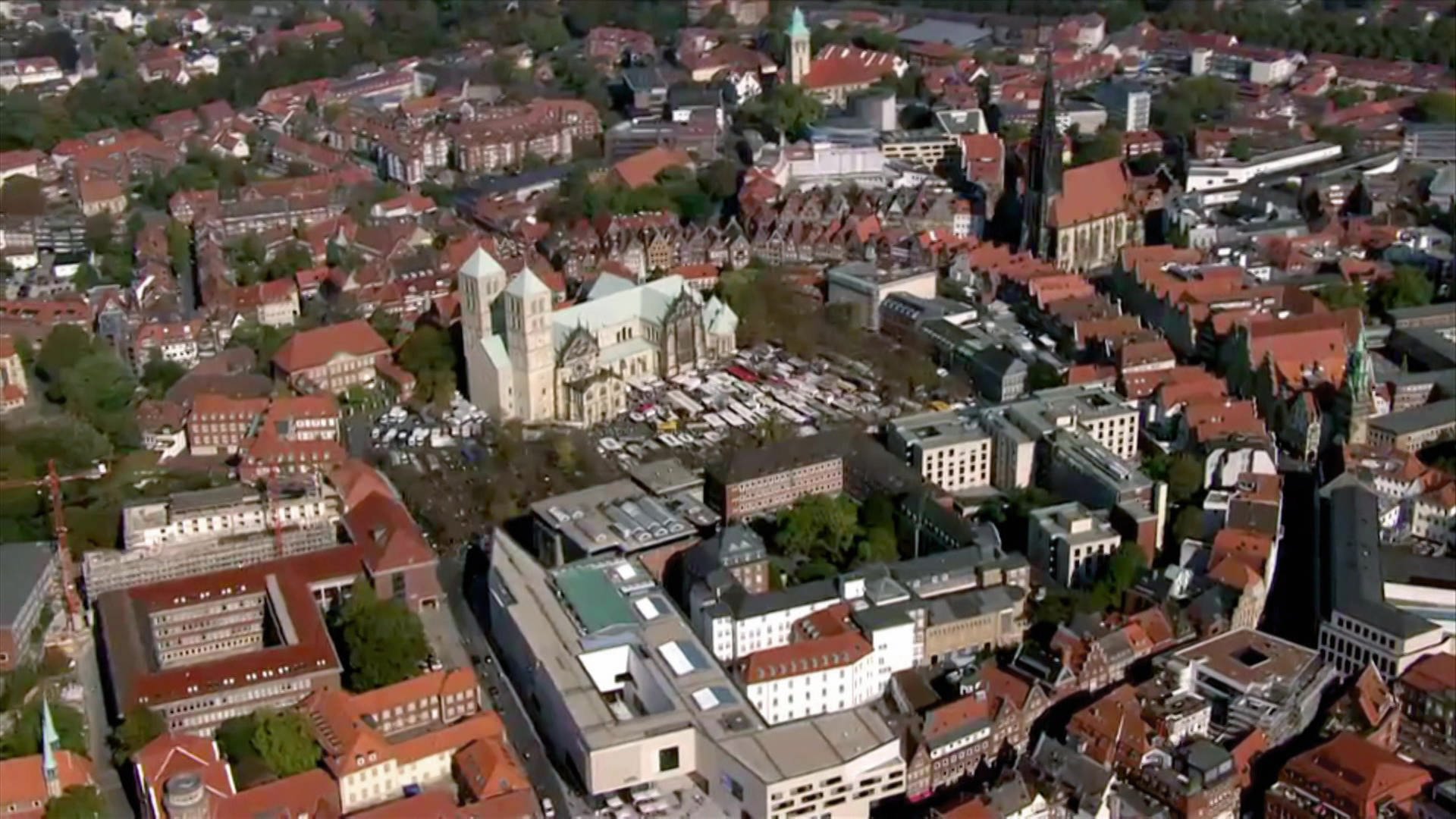 Luftbild von Münster mit Häuserzeilen, Dom und Lambertikirche