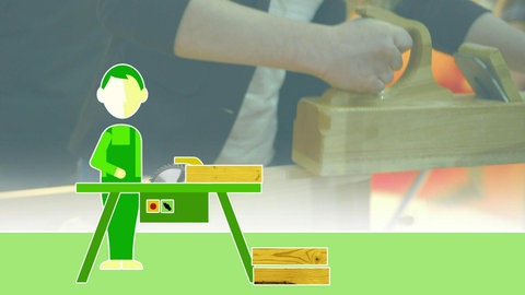 Eine Hand hält einen Hobel. Im Vordergrund eine Zeichnug von einem Mann mit Hobel an einer Kreissäge.