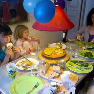 Eine Familie am Tisch beim Abendessen.
