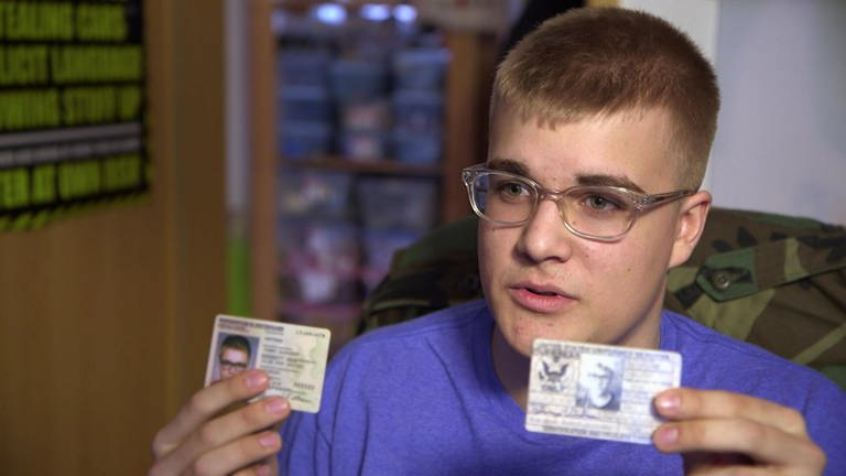 Ein Junge zeigt seinen deutschen und seinen US-amerikanischen Ausweis.