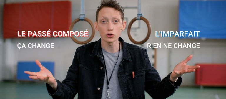 Ein junger Mann, links neben ihm der Ausdruck "Le passé composé, ça change", rechts neben ihm "L'imparfait, rien ne change". (Foto: WDR)