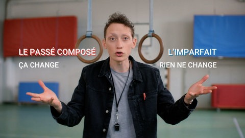 Ein junger Mann, links neben ihm der Ausdruck 