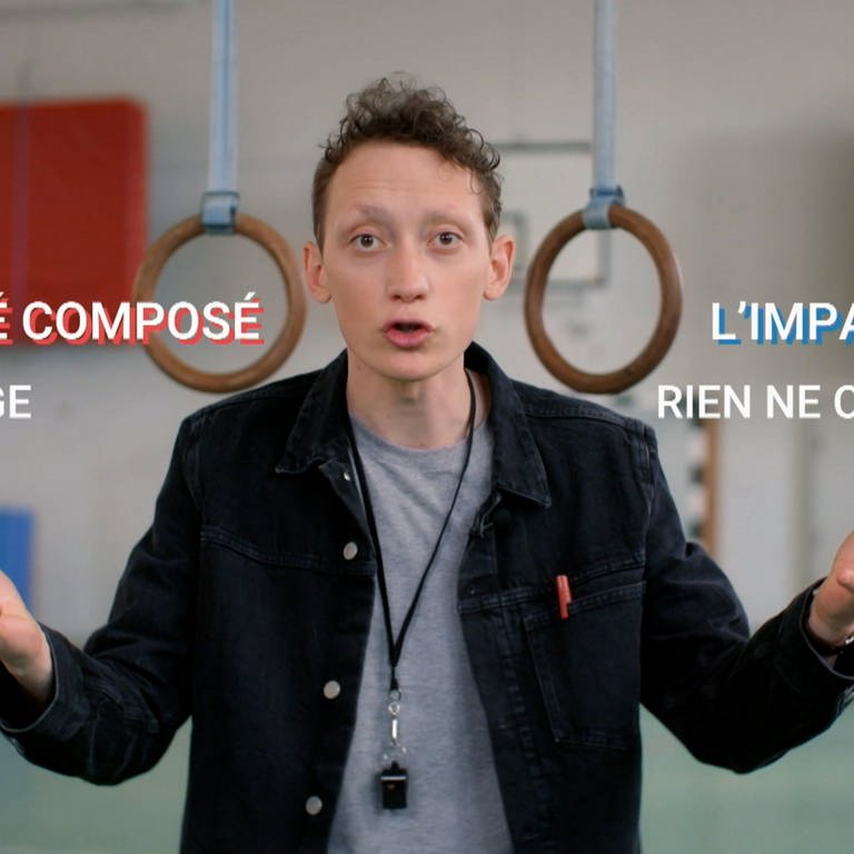 Ein junger Mann, links neben ihm der Ausdruck "Le passé composé, ça change", rechts neben ihm "L'imparfait, rien ne change".