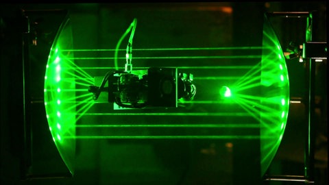 Parabolspiegel in Kontakt · Achtung! Experiment