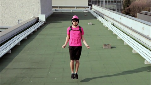 Schwingen bis der Strom fließt · Achtung! Experiment