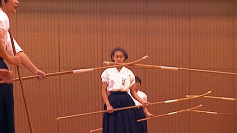 Schülerinnen üben den Umgang mit dem Stock