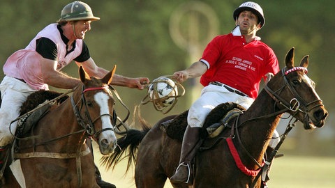 Zwei Männer auf Pferden kämpfen um den Ball, den Pato.