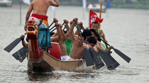 Paddler in einem Drachenbootrennen