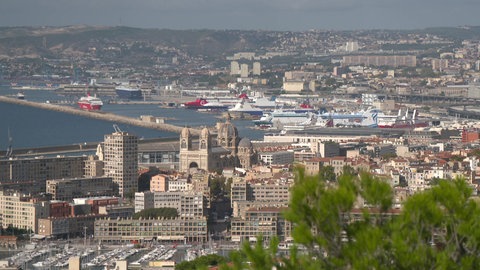 Blick über den Hafen und Skyline von Marseille