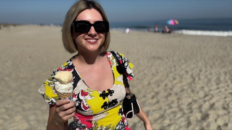 Lily mit Eiswaffel an einem Strand