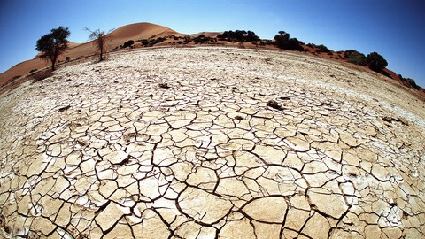 Trockener Boden in der Namib Wüste in Namibia, Weitwinkelfoto