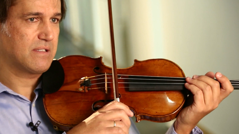 Die Violine · Instrumente im Sinfonieorchester: Ein Violinist erklärt, wie er auf seiner Geige spielt und wie das Instrument funktioniert.