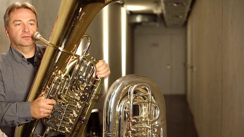 Die Tuba · Instrumente im Sinfonieorchester: Ein Musiker stellt seine Tuba vor