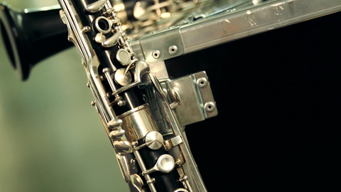Die Klarinette · Instrumente im Sinfonieorchester: Ein Musiker zeigt die unterschiedlichen Arten von Klarinetten und wie die Instrumente klingen.
