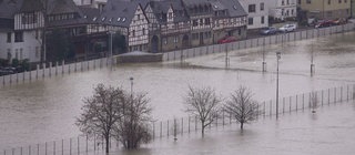Das Wasser des Rheins reicht bis an die Fachwerkhäuser an der Uferpromenade