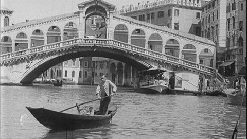 Schwarzweiß-Bild eines Gondoliere vor der Rialtobrücke in Venedig