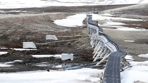 Oberirdische Versorgungspipeline stürzt über tauendem Permafrost ein