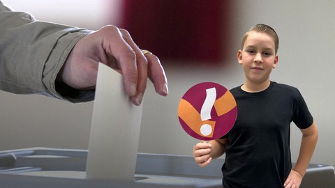 Im Hintergrund: Eine Hand die einen Zettel in eine Wahlurne steckt. Im Vordergrund ein Junge mit einem Ausrufezeichen