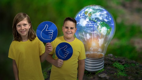 Hintergrund: Eine leuchtende Glühbirne, in der sich die Welt spiegelt. Vordergrund: Zwei Jungen mit einem Daumen-hoch-Schild