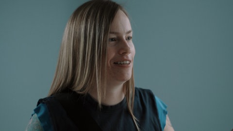 Moderator Tobi Krell trifft die Kanadierin Lauren. Sie hat es geschafft aus der Neonazi-Organisation “Hammerskins” auszutreten.