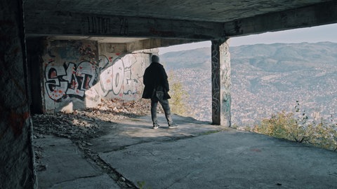 Moderator Tobi Krell blickt auf einen früheren Kriegsschauplatz in Bosnien: Er trifft Menschen, die den Hass überwunden haben.
