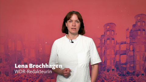 WDR-Redakteurin Lena Brochhagen vor rotem Hintergrund