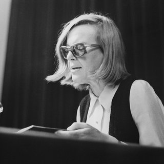 Scharzweiß-Bild von Ingeborg Bachmann, die etwas vorliest