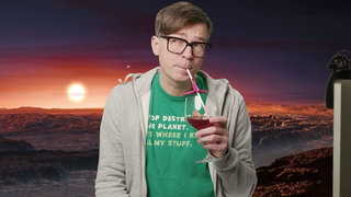 Ralph Capars steht nachdenklich vor einer mondartigen Landschaft mit Sonnenuntergang