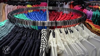 Blick auf einen Kleiderständer mit Hemden