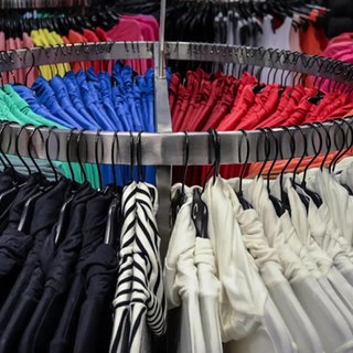 Blick auf einen Kleiderständer mit Hemden