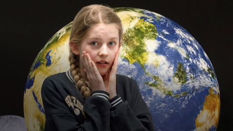 Besorgte Schülerin vor Erdkugel
