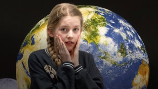 Besorgte Schülerin vor Erdkugel