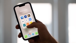 Hand mit Handybildschirm, auf dem verschiedene Apps der öffentlich-rechtlichen Programme zu sehen sind