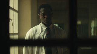 Spielszene: Frantz Fanon in weißem Arztkittel: Auch als Psychiater kämpft er gegen die Folgen von Kolonialisierung und Krieg.