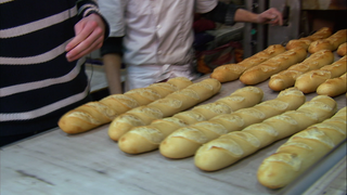 Viele Baguettes auf einem Tisch