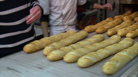 Viele Baguettes auf einem Tisch