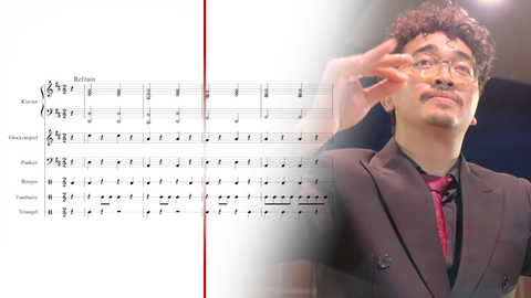 Das Notenbild eines Arrangements zum Mitspielen für das Prélude aus Marc Antoine Charpentiers Werk Te Deum, daneben der Dirigent Drummado Wijnhamer mit zum Dirigat erhobener Hand.