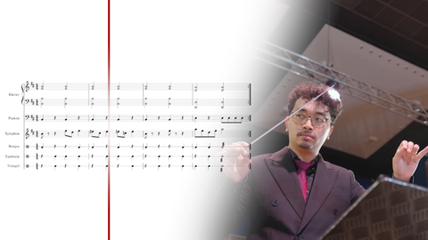 Das Notenbild eines Arrangements zum Mitspielen für das Stück „In der Halle des Bergkönigs“ aus Edvard Griegs „Peer-Gynt-Suite“, daneben der Dirigent Drummado Wijnhamer mit Taktstock.