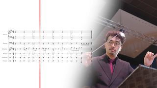 Das Notenbild eines Arrangements zum Mitspielen für das Stück „In der Halle des Bergkönigs“ aus Edvard Griegs „Peer-Gynt-Suite“, daneben der Dirigent Drummado Wijnhamer mit Taktstock.