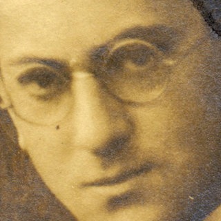 Ein historisches Porträt von Fritz Bauer mit einem Stempel drauf. Der Richter spielte eine wichtige Rolle bei den Auschwitz-Prozessen.