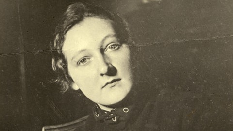 Historisches Bild der Widerstandskämpferin Cato Bontjes van Beek. Sie wird von den Nazis erwischt und zum Tode verurteilt.