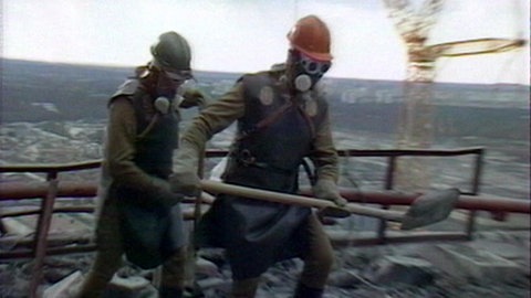 Brennendes Kernkraftwerk bei Nacht