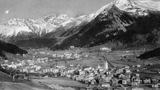 Schwarzweiß-Foto mit Blick über Davos auf Berge