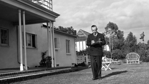 Schwarzweiß-Bild: Thomas Mann vor seinem Haus in den USA