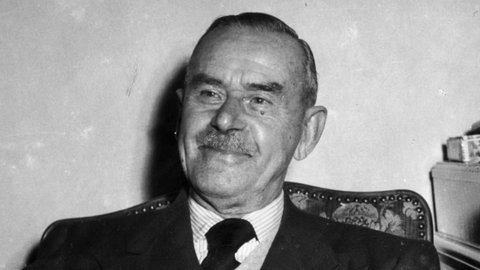 Schwarzweiß-Bild: Thomas Mann lacht in die Kamera