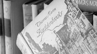 Schwarzweiß-Bild eines Romans mit der Aufschrift "Thomas Mann - Buddenbrooks"