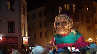 Große Figur mit Maske auf einem Halloween-Umzug in Irland